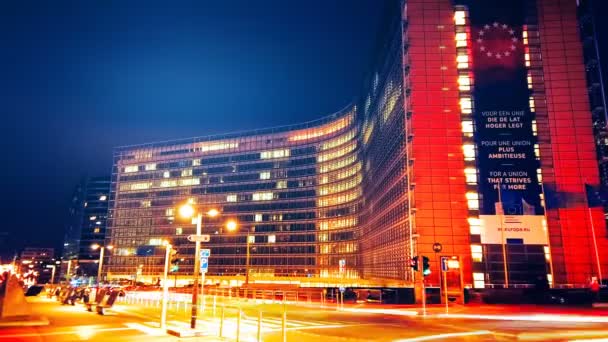 Bruselas Bélgica 2019 Tráfico Nocturno Frente Edificio Berlaymont Sede Comisión — Vídeos de Stock