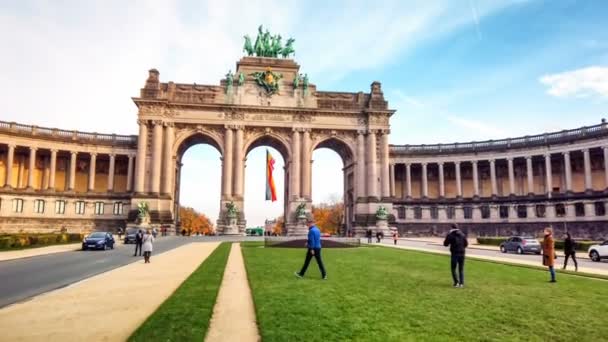 Брюссель Бельгия 2019 People Walking Front Triumph Arch Cinquantenaire Park — стоковое видео