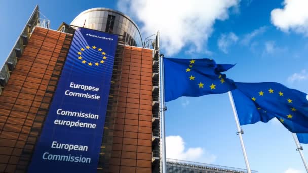 Brusel Belgie 2019 Před Budovou Evropské Komise Vlní Vlajky Evropské — Stock video