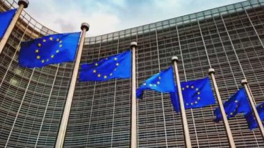 Brüksel / Belçika - 11 / 10 / 2019 - Avrupa Birliği bayrakları Avrupa Komisyonu binası önünde rüzgarda sallanıyor