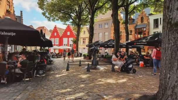 Beeldmateriaal Van Mensen Die Oude Europese Stadsstraat Lopen — Stockvideo
