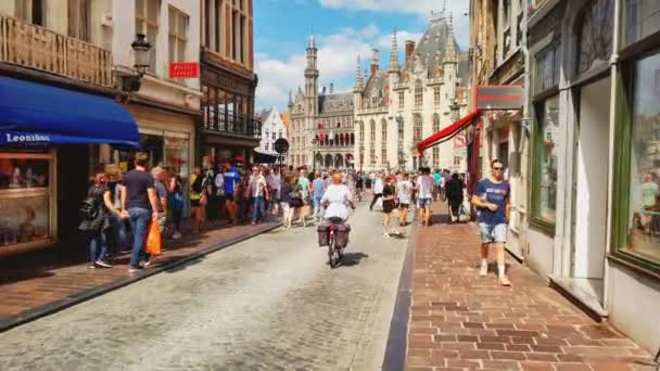 Beeldmateriaal Van Mensen Die Oude Europese Stadsstraat Lopen — Stockvideo