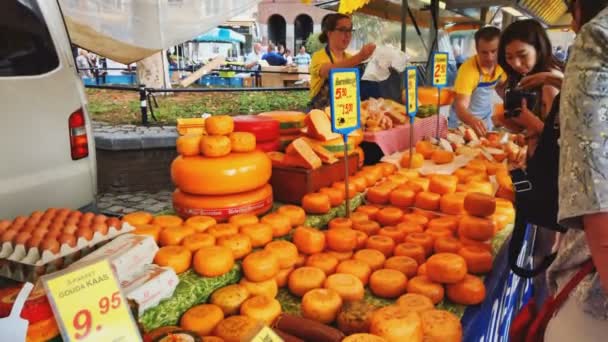 Kasaba Pazarında Çeşitli Peynir Satışlarının Görüntüleri — Stok video