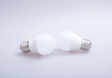 Beyaz arkaplanda ampul