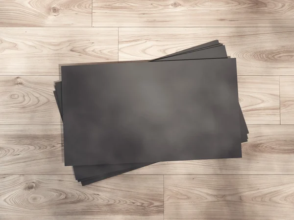 Czarne wizytówki na drewnianą podłogę. renderowania 3D — Zdjęcie stockowe