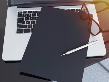 Ofis Masaları dizüstü bilgisayar ve siyah kağıt levha. 3D render