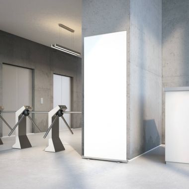Beyaz toplaması afiş ofis binası girişinde. 3D render
