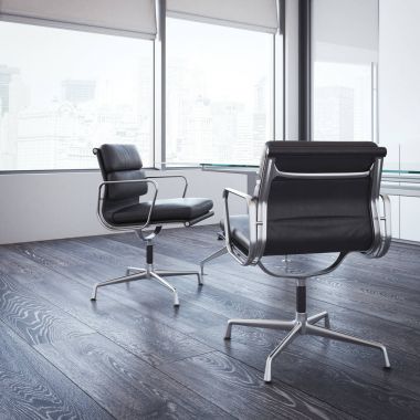 Bir modern ofis odada iki deri sandalye. 3D render