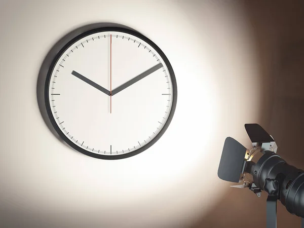 Часы на светло-коричневой стене и прожекторе, 3d рендеринг — стоковое фото