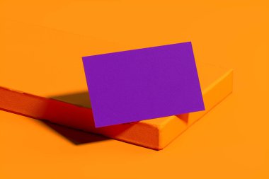 Turuncu kaidede boş menekşe kartvizitli Orange Modern Showcase. 3D görüntüleme. Minimalizm kavramı