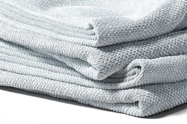 Graue weiche Handtücher isoliert auf weißem Hintergrund. Konzept weicher und zarter Stoffe. 3D-Darstellung. — Stockfoto