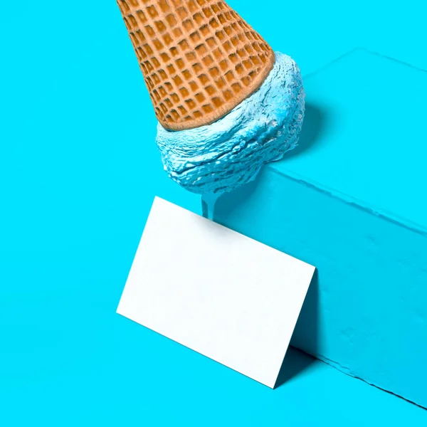 Blaues Eis in Waffelkegel auf blauem Sockel neben leerer Visitenkarte. Süßwarenpräsentation. 3D-Darstellung. — Stockfoto