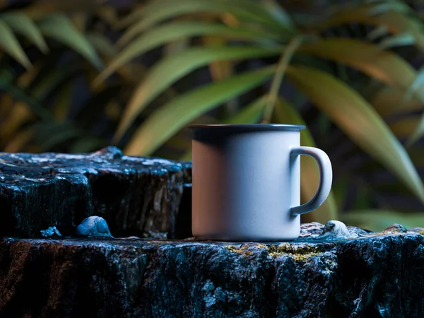 Tasse émaillée blanche avec espace de copie sur le rocher sur fond de forêt exotique. Rendu 3d . — Photo