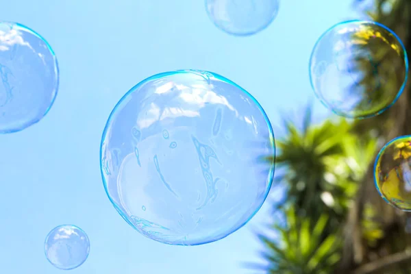 Tvål bubbla med ljusblå himmel på bakgrunden. Begreppet lätthet, lätthet och antydan. 3d-konvertering. — Stockfoto