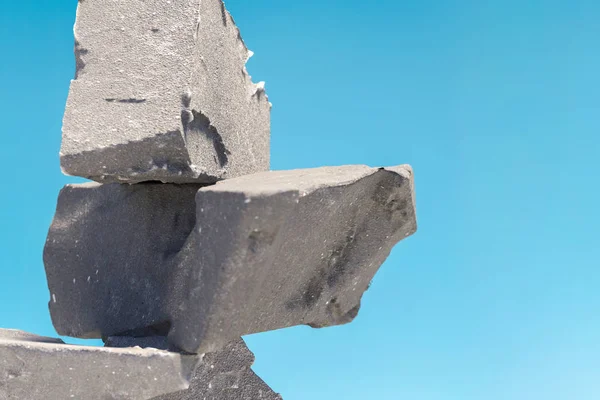 Escaparate de piedra con espacio vacío en el pedestal con cielo azul claro en el fondo. renderizado 3d. Concepto de productos naturales — Foto de Stock