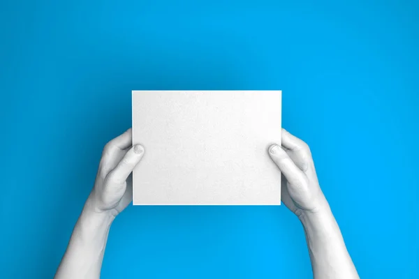 Manos humanas blancas realistas sosteniendo la hoja blanca del papel en blanco con el espacio vacío en fondo azul. renderizado 3d —  Fotos de Stock