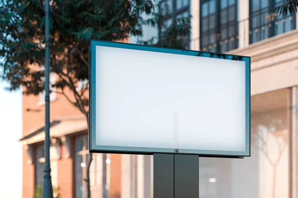 Blanco witte outdoor spandoek staan op dag tijd in de stad bij Modern Building Achtergrond, 3d rendering. — Stockfoto