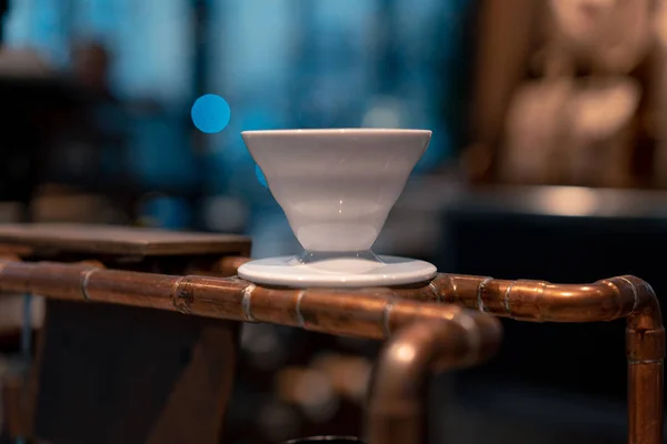 White Pour Over At Cafe. Café filtrado. Barista ferramentas para cerveja café, gotejamento de café . — Fotografia de Stock