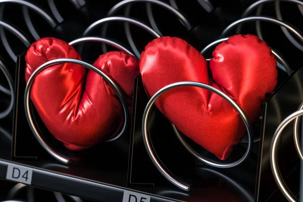 愛の高速選択の概念。自動販売機の小さな赤い枕の心。聖バレンタインデー。3Dレンダリング. — ストック写真
