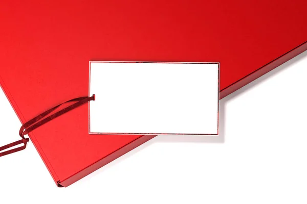White Blank Tag Price with Empty Space On Red Cardboard Box 3d рендеринг. Поняття дару для святого Валентина — стокове фото
