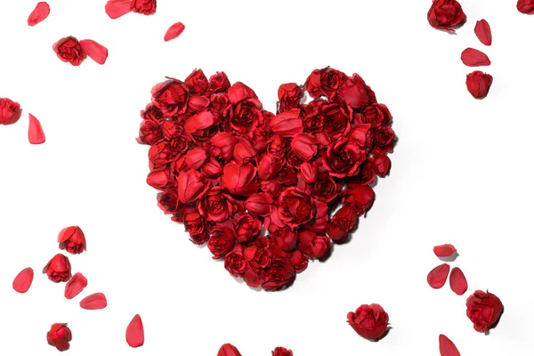 Coeur rouge composé de boutons de rose isolés sur fond blanc. Rendu 3d . — Photo