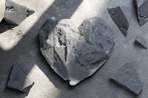 Corazón hecho de hormigón o piedra cerca de fragmentos de piedra. Renderizado 3d . —  Fotos de Stock