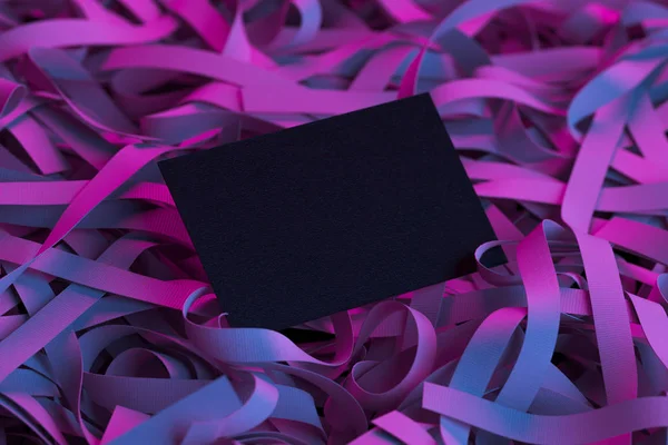 Cartão de visita em branco preto em fitas iluminadas violeta. Renderização 3d. Espaço Copiar. Espaço vazio . — Fotografia de Stock