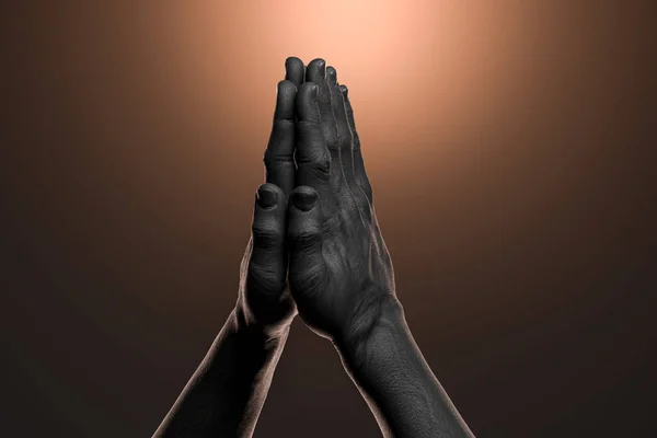 Mani umane nere realistiche piegate in preghiera su sfondo marrone. Rendering 3D. Concetto di connessione con Dio . — Foto Stock
