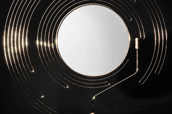 Círculo em branco com elementos metálicos em fundo preto. Figuras geométricas abstratas e objetos. Renderização 3d . — Fotografia de Stock