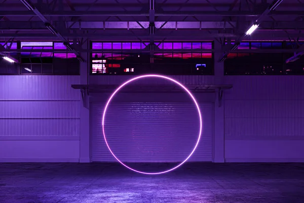 Hangar vacío blanco iluminado por el círculo violeta de neón, interior vacío de la fábrica con la puerta del obturador de rodillos. renderizado 3d —  Fotos de Stock