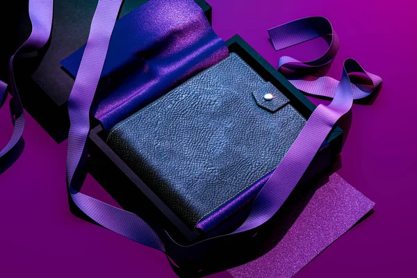 Bőr Luxus pénztárca fekete kartondobozban Violet Ribbon közelében Violet háttér. 3D-s renderelés — Stock Fotó