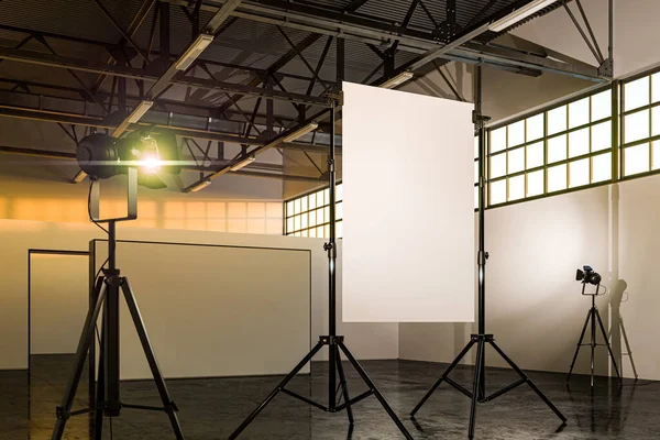 Trípodes sosteniendo cartel blanco en blanco vertical iluminado por proyectores en el moderno estudio de fotos brillante. Renderizado 3D . —  Fotos de Stock