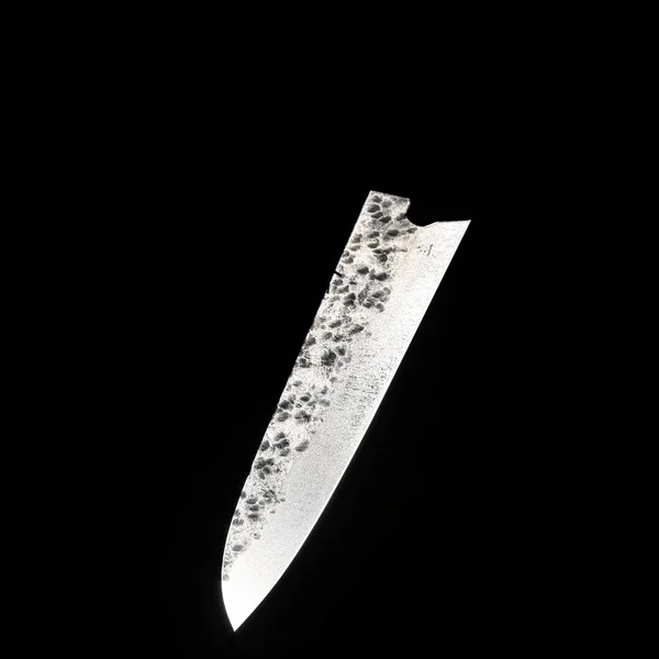 Японский кухонный нож на монохромном тёмном фоне с вырезанным контуром. Дамасская сталь. 3d-рендеринг — стоковое фото