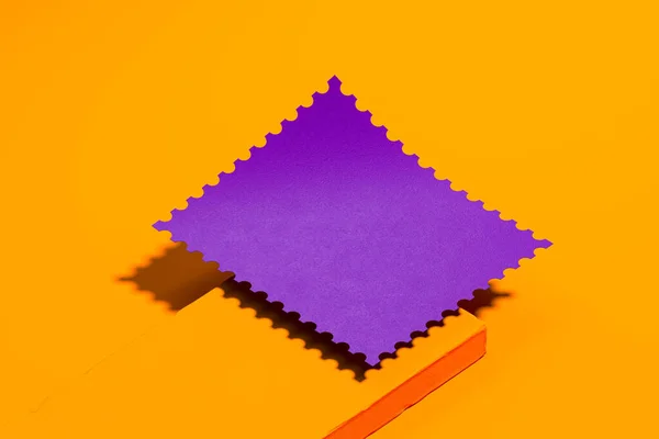 오렌지 쇼 케이스에 있는 빈 보라색 우표를 다시 보시죠. 최소성 개념. 3D 렌더링. — 스톡 사진