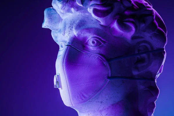 Busta hlavy Klasická plastika nošení ochranné masky obličeje proti koronaviru ozářená fialovým neonovým světlem. 3D vykreslování. — Stock fotografie