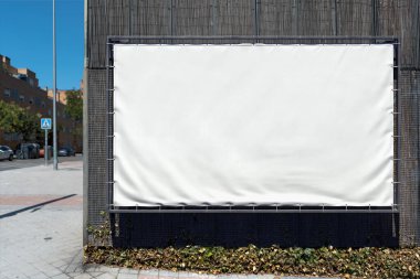 Boş Beyaz Açık Alan Vinil Sancak Modern Bina Duvarı 'nda. Uzayı kopyala Boşluk. 3d oluşturma.