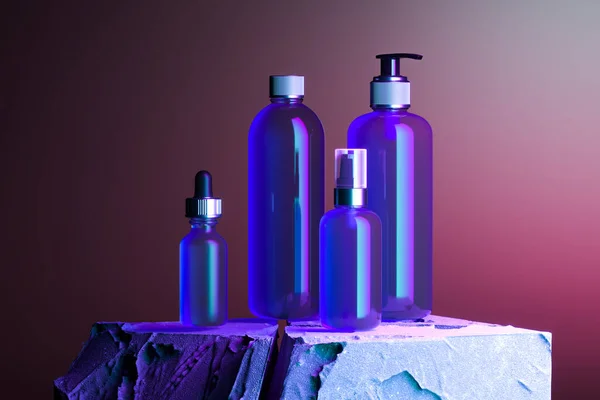 Prázdné šablony dávkovače, kapátko, trubice. Beauty Product Package on Concrete Showcase Illuminated by Neon Violet Background. 3D vykreslování — Stock fotografie