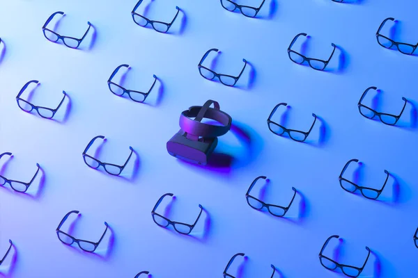 青の背景にメガネの近くのVRゴーグル.テンプレート。背景。3Dレンダリング — ストック写真