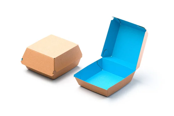 Prázdná krabička z recyklovatelného řemeslného papíru nebo lepenky na bílém pozadí. Šablona balení. Vysmívej se. Zásilka. 3D vykreslování — Stock fotografie