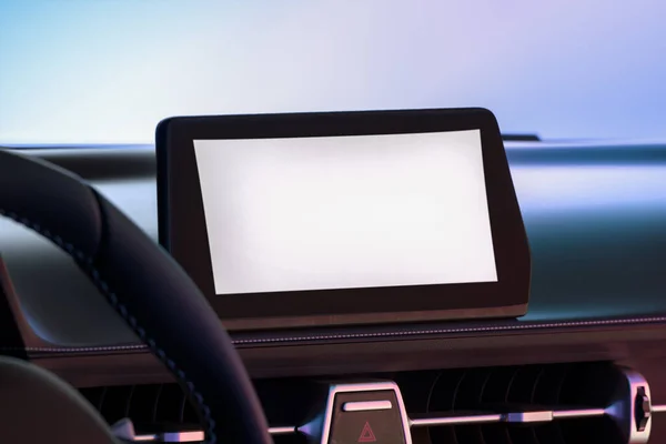 Fahrzeugmonitor in der Nähe von Motorrädern mit weißem Blanko-Bildschirm im modernen Fahrzeuginnenraum. Frontansicht. 3D-Darstellung. — Stockfoto