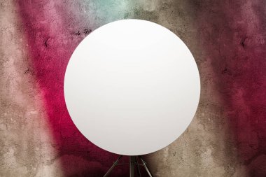 Boş Yuvarlak İmzalı Model. Tripod 'a boş dairesel şablon. Reklam. Uzayı kopyala Boşluk. 3d oluşturma.