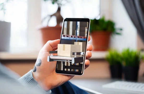 Hombre que sostiene el teléfono móvil con la aplicación abierta para compras en línea y entrega directamente desde el almacén o la fábrica. Renderizado 3d — Foto de Stock