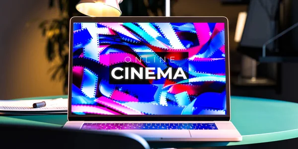 Moderner Laptop mit App für Online-Kinobesuche. Die Kinobezeichnung auf der Leinwand. 3D-Darstellung — Stockfoto