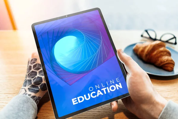 Manos del hombre sosteniendo tableta móvil moderna o almohadilla con aplicación para la educación en línea. Estudiar remotamente, renderizado 3d — Foto de Stock