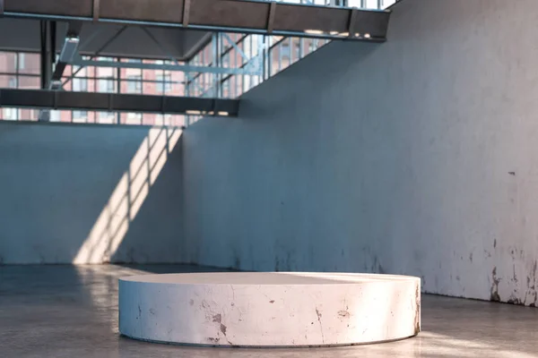 Vitrine en béton dans un hangar blanc, un intérieur d'usine vide ou un entrepôt vide avec un plancher en béton brillant. Rendu 3d — Photo