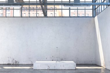 Aydınlanmış Beyaz Hangarda Beton Şov, Boş Fabrika İçi veya Beton Döşemeli Depo. 3d oluşturma