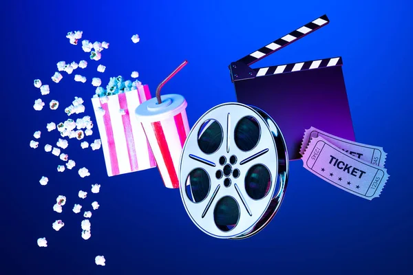 Popcorn Bowl, Taza para llevar para beber, entradas, carrete de película y película Clapper sobre fondo azul. Película online. Renderizado 3d . —  Fotos de Stock