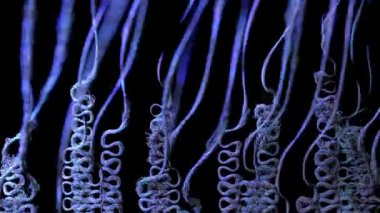 Çok Renkli Örgü Örme ve Örgü Dokusunun Sürecini Kapatın. Kumaş Yapımının Canlandırılması.