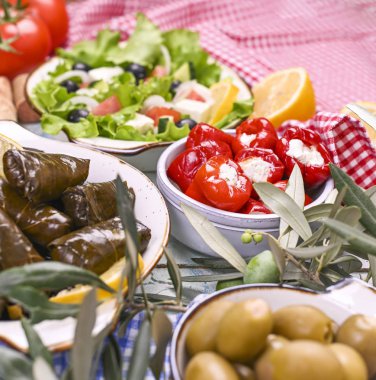 Türk lahana ruloları ve çeşitli ulusal mutfaklar. Üzüm yapraklı ve zeytinli pilav. Geleneksel doğu yemeği için yiyecek..