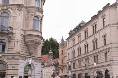 Slovenya 'nın mimarisi. Gündüz vakti tarihi sokaklar. Seyahat fotoğrafı. Metin için boş alan.